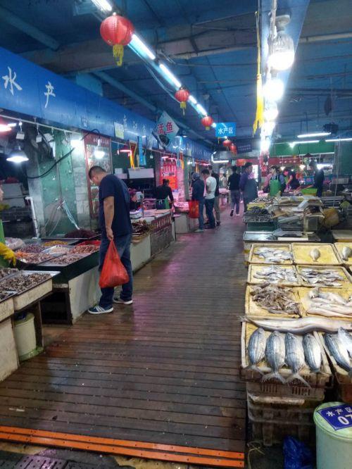 小鲍岛农贸市场环境换新颜 海鲜水产品区域增设木栈道